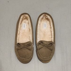 Women's Size 7 Olive Green Faux Fur Lined Moccasin Slippers From Old Navy